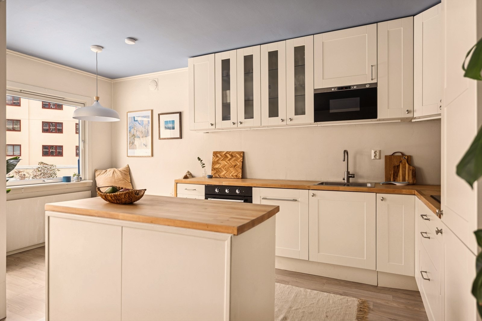 Kjøkkenet er utstyrt med integrert platetopp, stekeovn, mikroovn, oppvaskmaskin samt kjøle-/fryseskap, noe som gir et helhetlig og ryddig preg. Over stekesonen er det kjøkkenventilator med kullfilter. Galleribilde