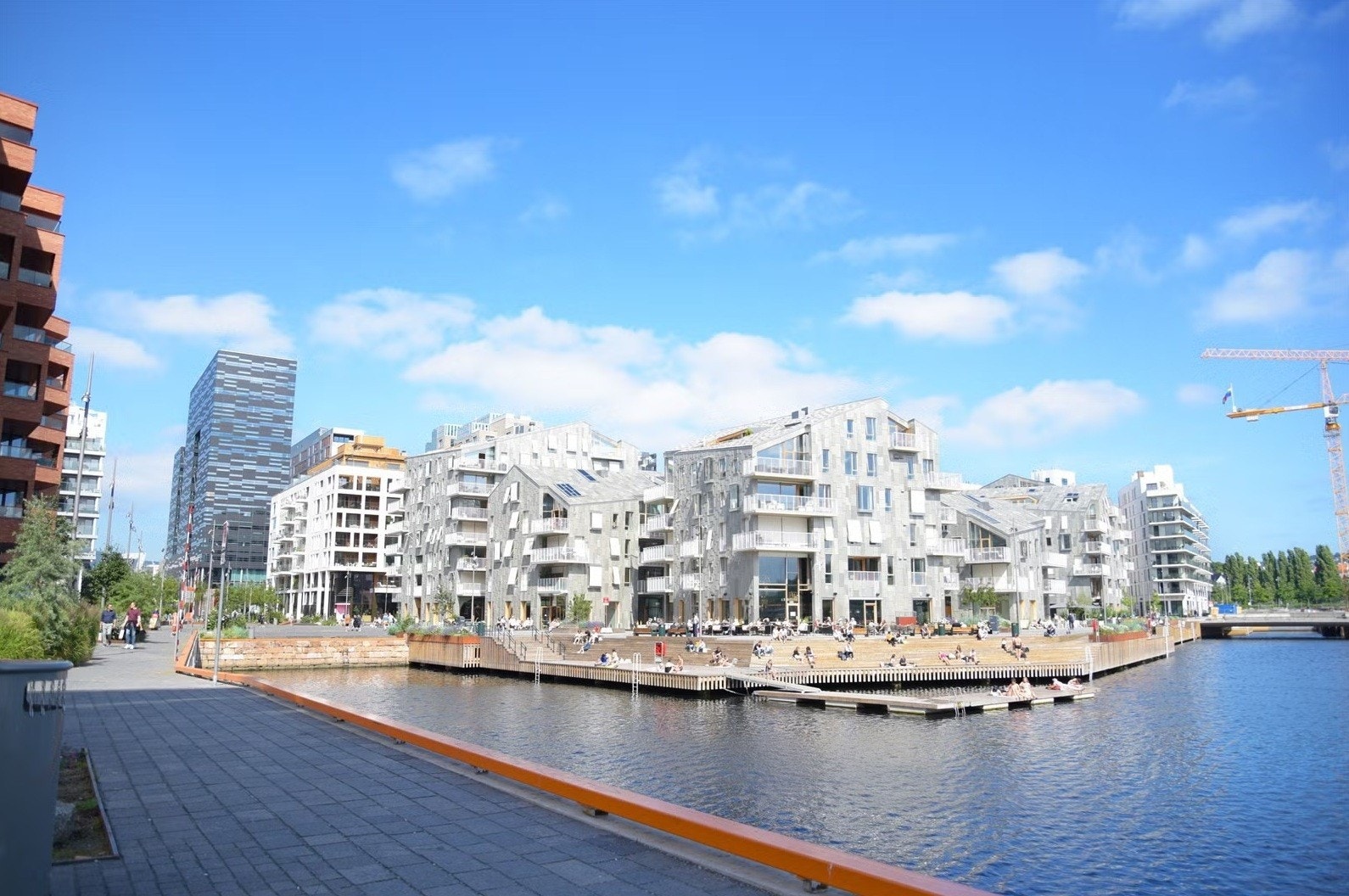 Det er kort vei til fantastiske Bjørvika med bystrand. Galleribilde