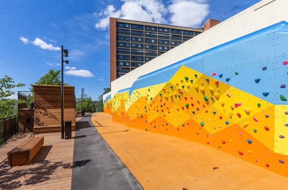 På borettslagets eiendom finner du også en buldrevegg, perfekt for både store og små. Galleribilde