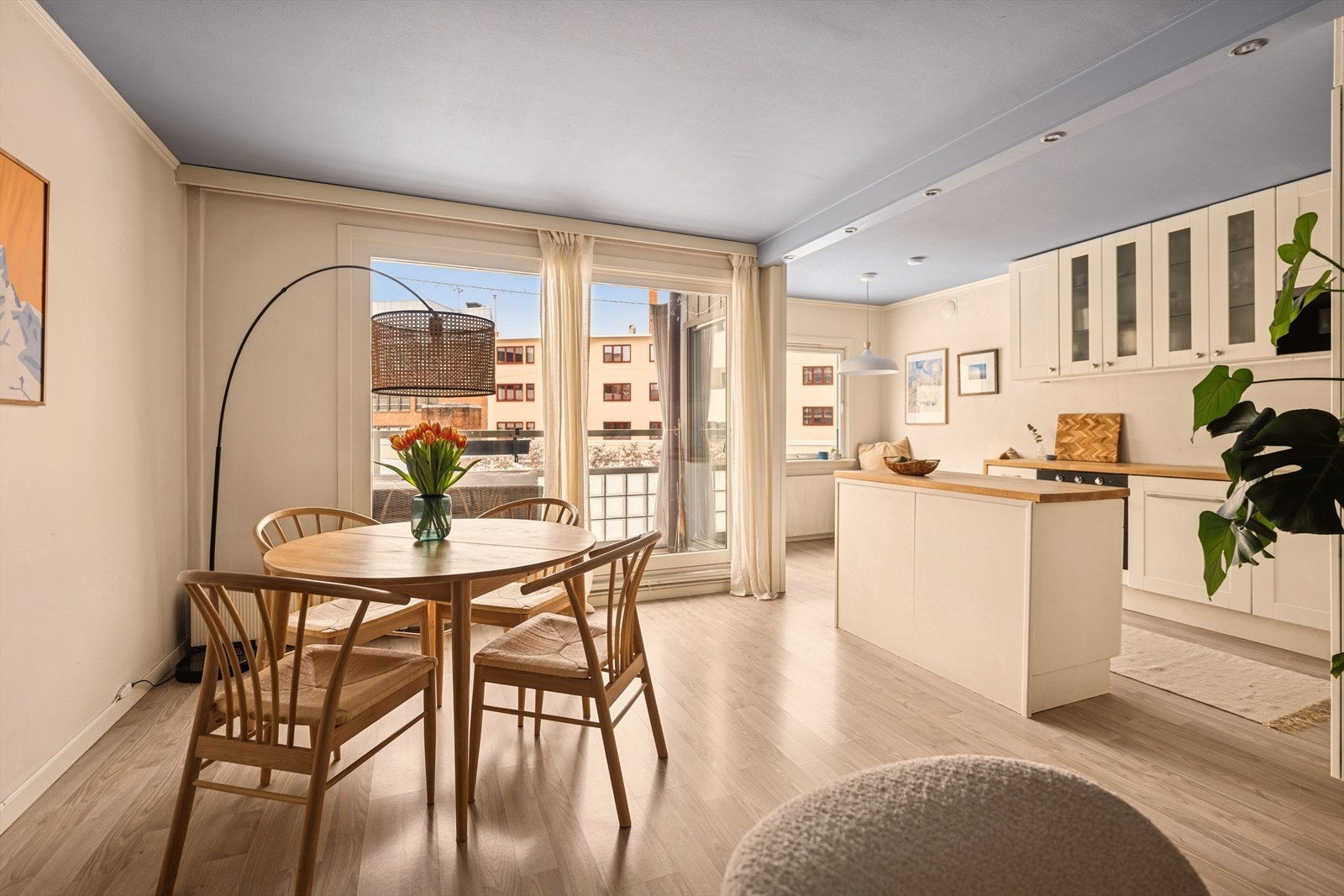 Velkommen til Smedgata 34! En romslig og innholdsrik 3-roms over to plan på Enerhaugen/Tøyen. Galleribilde