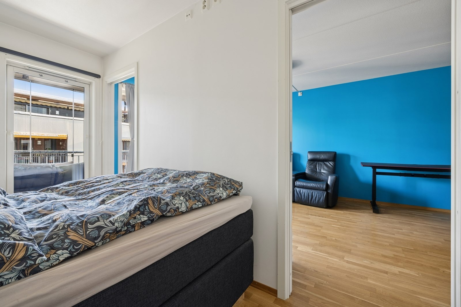 Soverommet ligger praktisk plassert innenfor stuen og adskilles med skyvedør Galleribilde