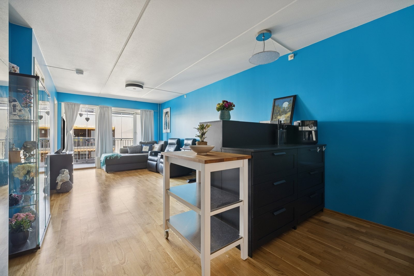 Vel inne ligger stuen og kjøkkenet i en åpen løsning som gir et luftig og behagelig oppholdsrom Galleribilde