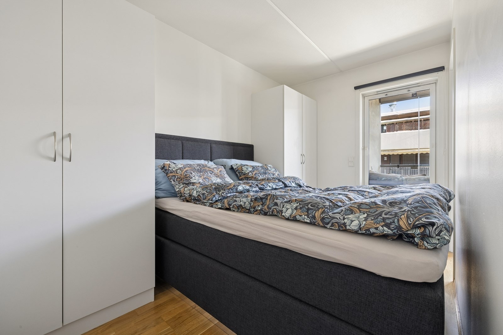 Soverommet har god plass til dobbeltseng og oppleves som lunt og innbydende med parkettgulv og nøytrale, lyse vegger Galleribilde