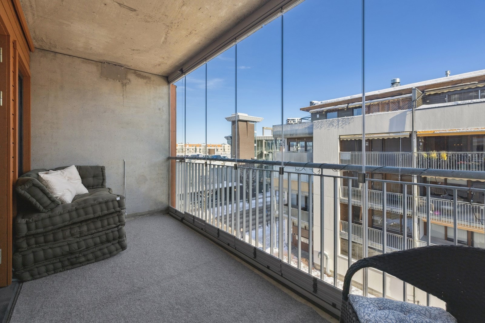 Fra stuen er det adkomst til en innglasset balkong på 8 kvm, utstyrt med persienner på alle vindusflater Galleribilde