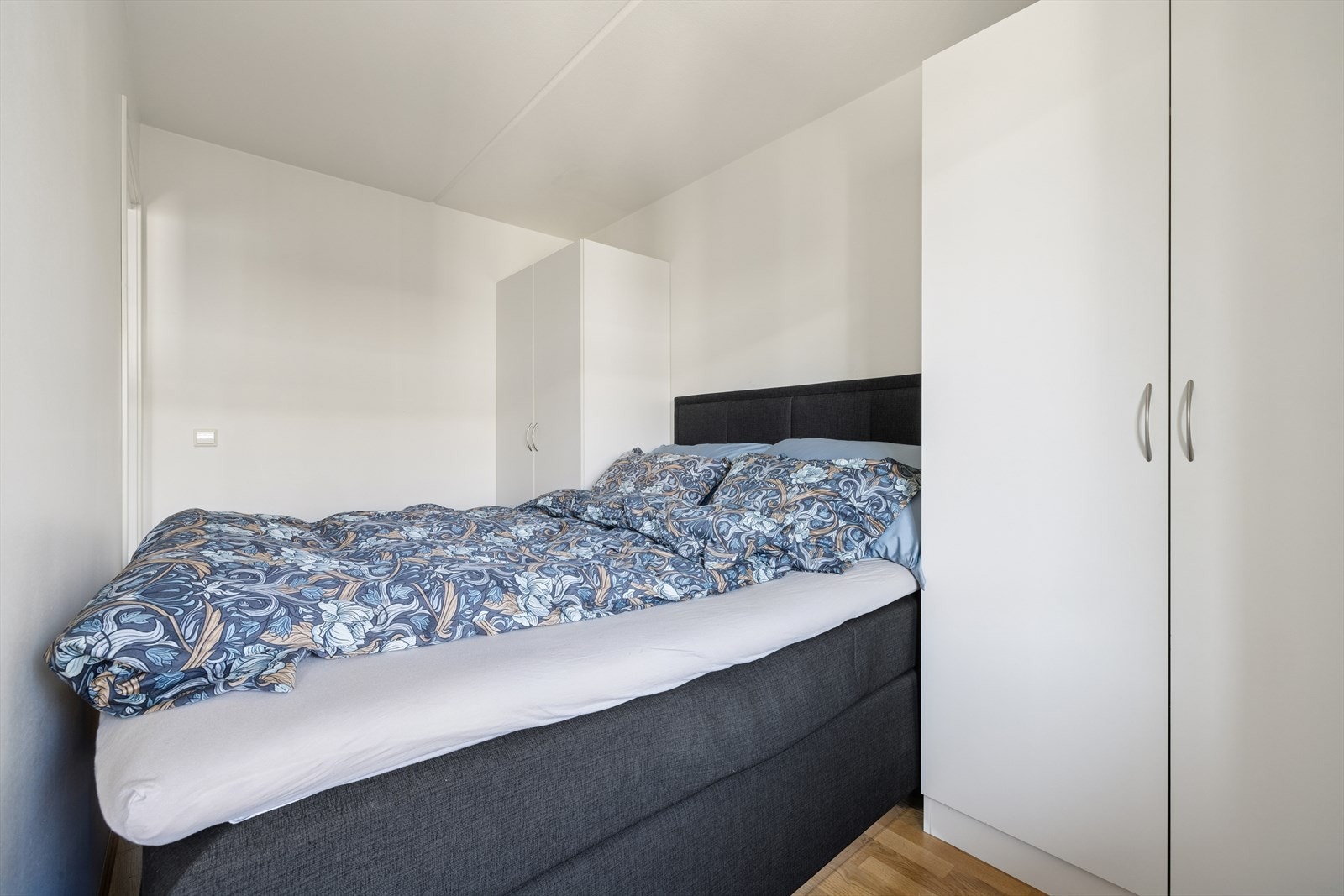 Soverom har en smart garderobeløsning med flere skap som gir rikelig oppbevaringsplass for klær og sko Galleribilde