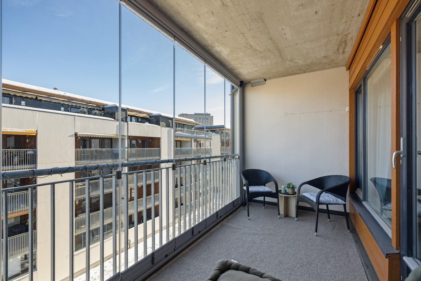 Balkongen er bygget i betong og kledd med teppe på gulvet, glass- og plateelementer, panelerte vegger og betonghimling Galleribilde