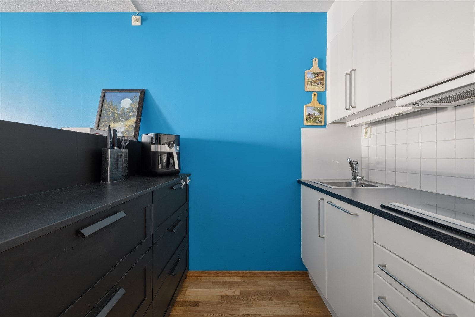 Over benken er det flislagt, med stikkontakter lett tilgjengelig og god belysning fra lys under overskapene Galleribilde