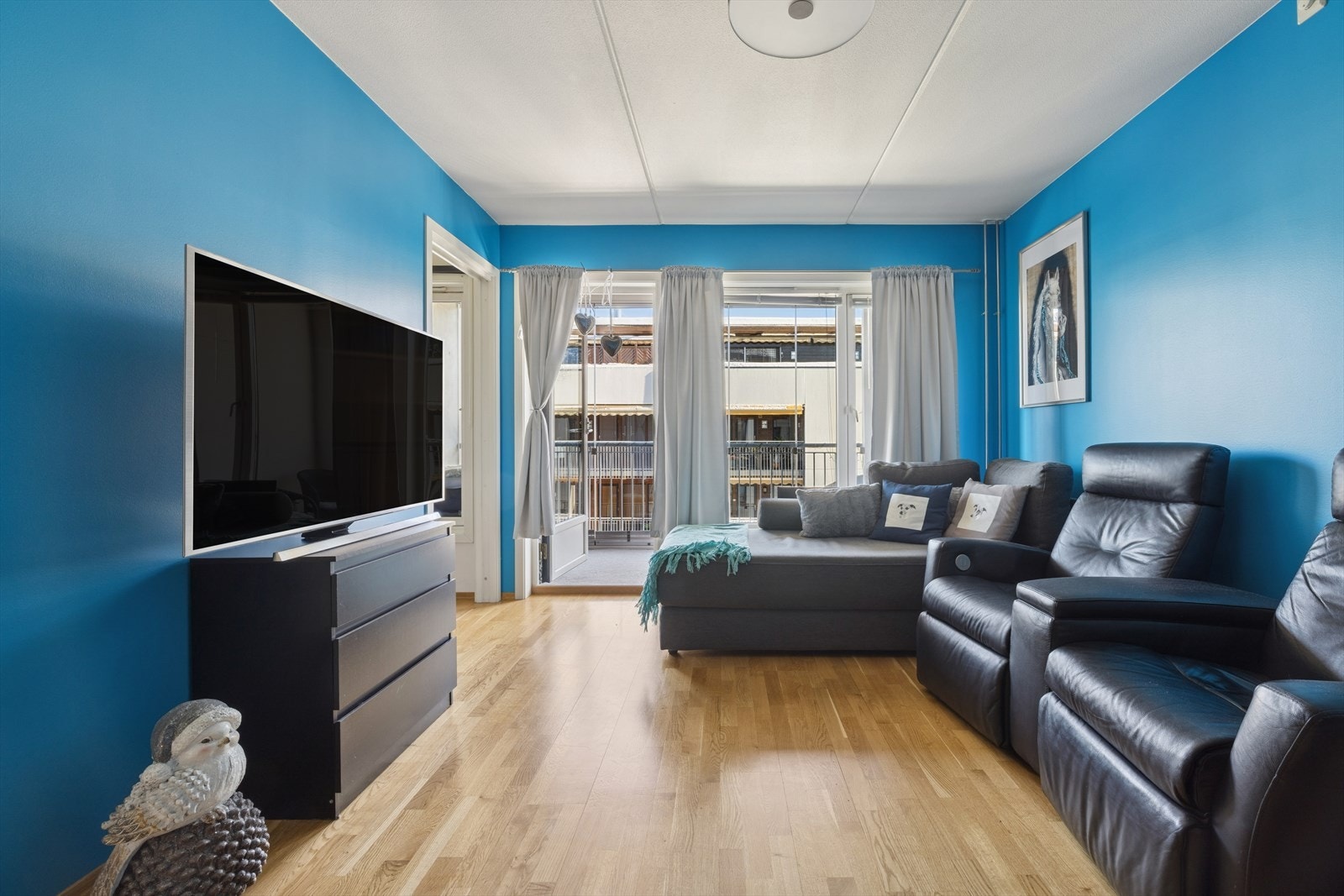 Boligen har vannbåren varme til radiatorovn og balansert ventilasjon. Fjernvarme og varmtvann er inkludert i felleskostnadene Galleribilde