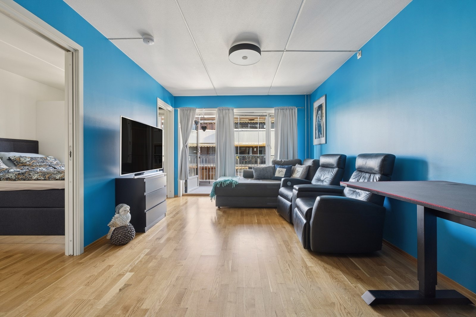 Store vindusflater og en innglasset balkong gir rikelig med naturlig lys Galleribilde