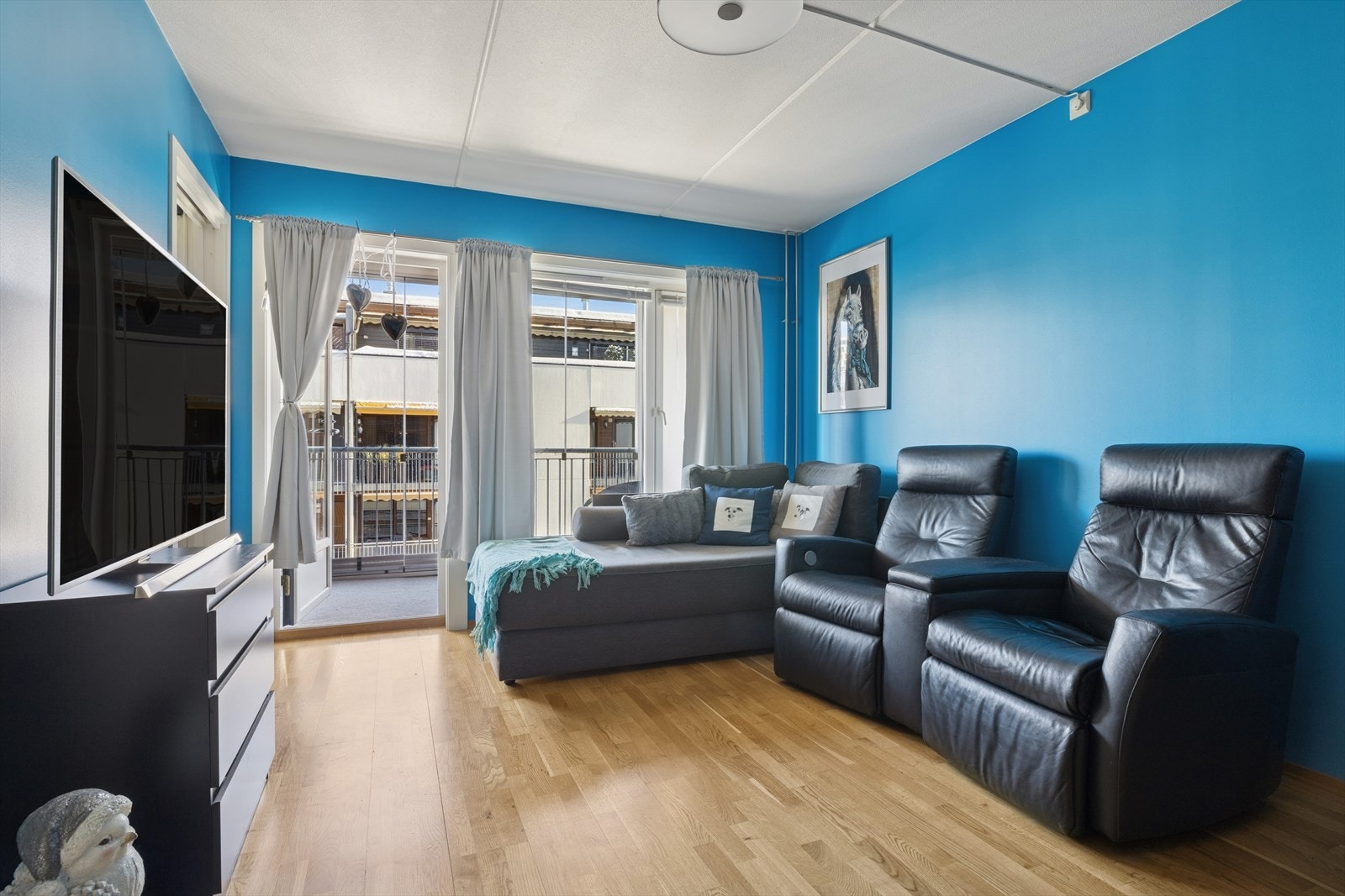 Fra stuen er det adkomst til innglasset balkong på 8 kvm Galleribilde