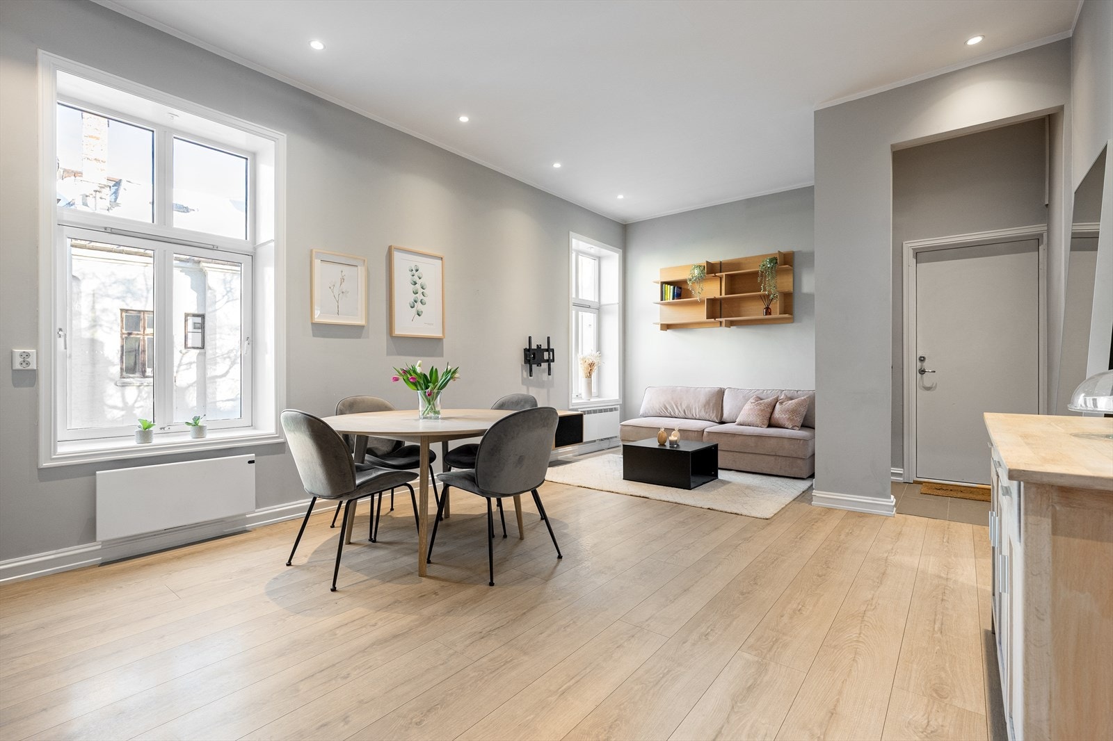 Romslig stue med raus takhøyde og store vinduer. Leiligheten ligger i øverste etasje og vender ut mot en sjarmerende bakgård. Galleribilde