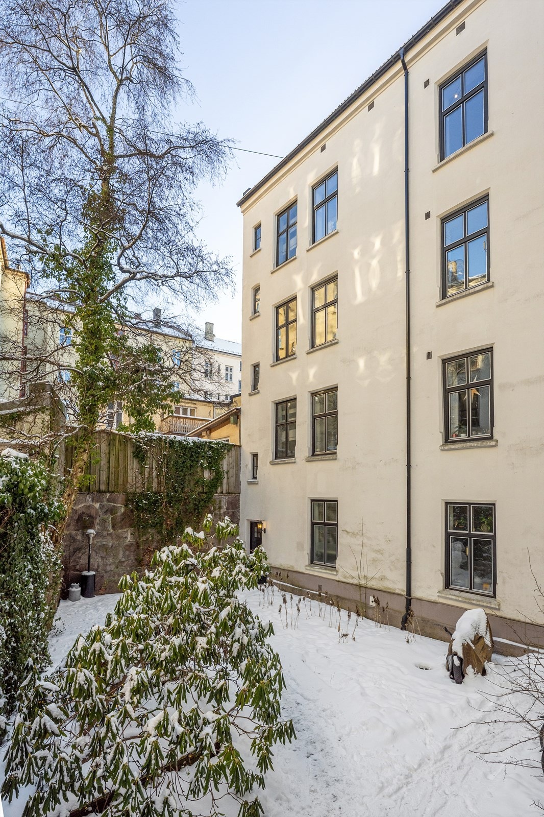 Bygården har en meget sjarmerende bakgård. Om sommeren er det satt ut sittegruppe, varmelamper og felles grill. Galleribilde