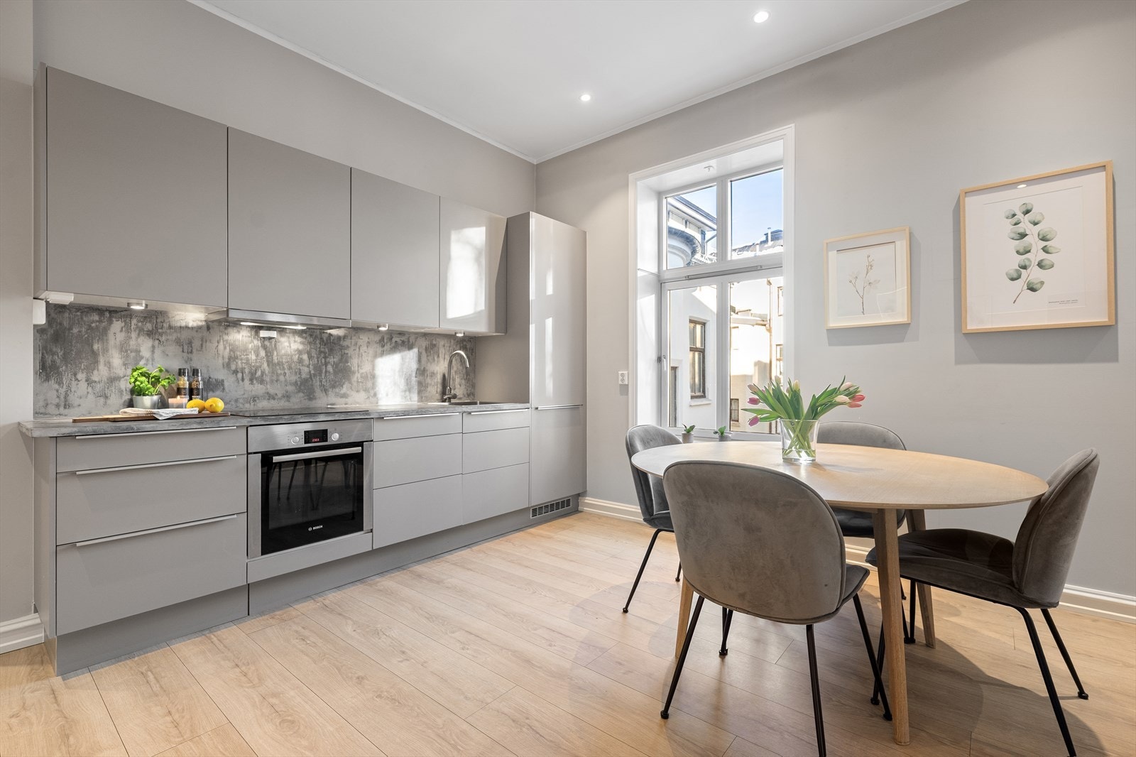 Pent kjøkken fra HTH med slette fronter og integrerte hvitevarer. Det er fin plass til et spisebord ved kjøkkenet. Galleribilde