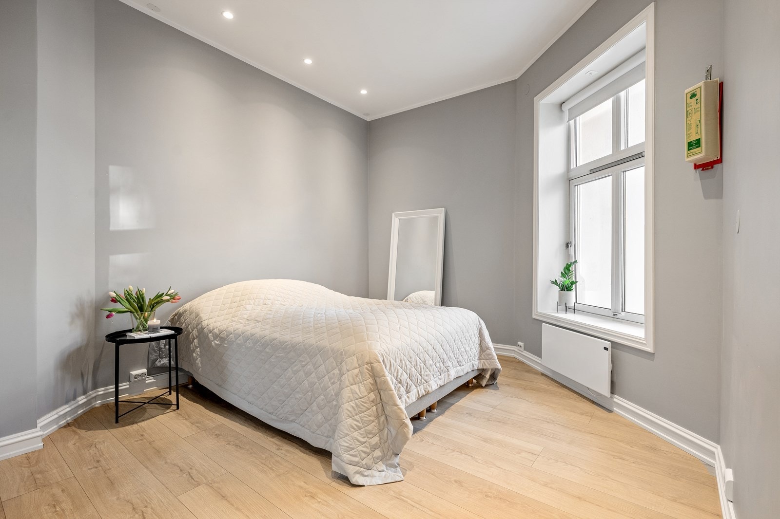 Romslig soverom med god plass til dobbeltseng med tilhørende nattbord og garderobeskap. Galleribilde