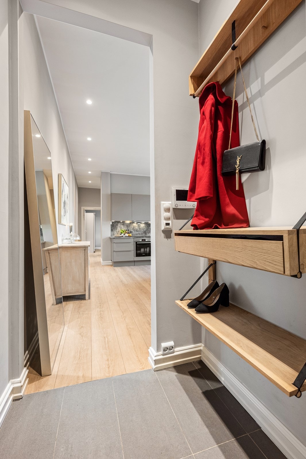 Det er satt opp en liten vegg som skiller entreen fra stuen og kjøkkenet. Her er det plass til å henge fra seg yttertøy og sette fra seg sko. Galleribilde