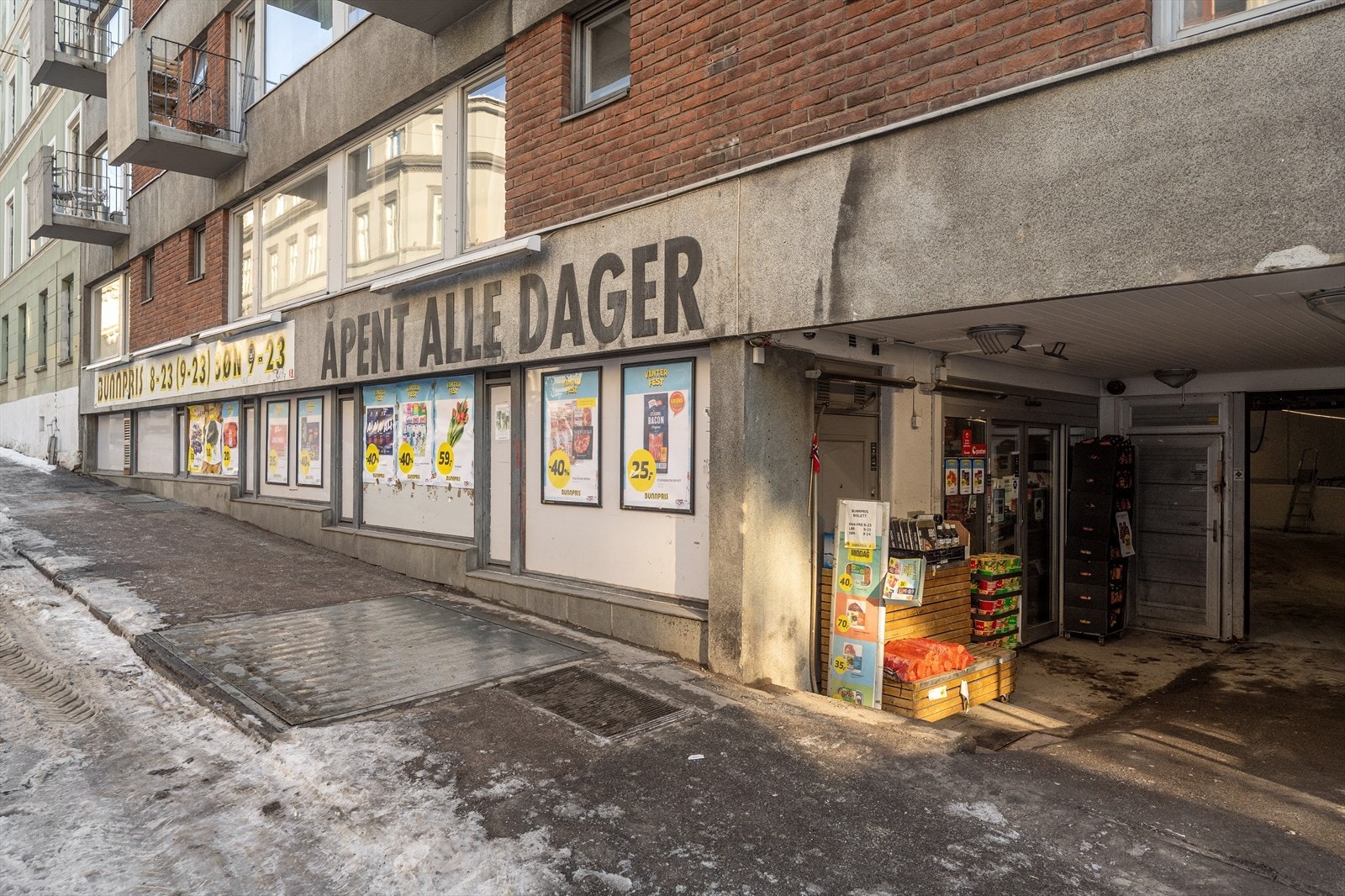 Det er kort vei til dagligvare, søndagsåpen butikk, kafeer, restauranter, treningssenter og alt byen har å tilby. Galleribilde