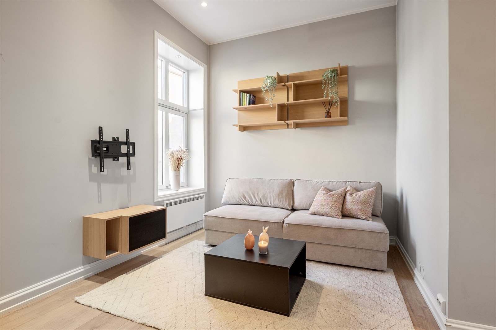 Store vinduer med dype karmer. Ettersom leiligheten ligger i byggets øverste etasje kommer det godt med dagslys inn i leiligheten. Galleribilde