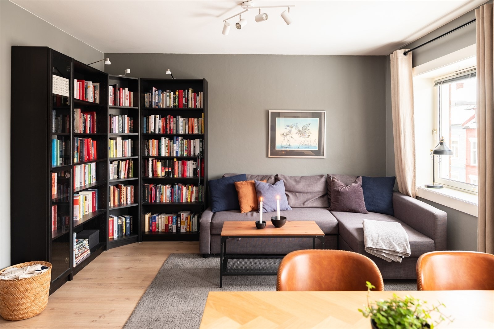 Leiligheten har en god planløsning og inneholder stue, adskilt kjøkken, soverom, baderom og entré, samt egen balkong. Galleribilde