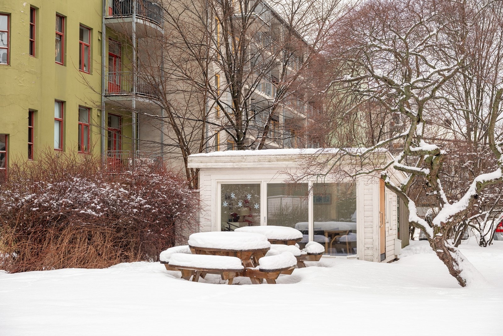 Borettslaget disponerer en trivelig og pen opparbeidet hage til bruk for beboerne. Her finner du blant annet et pent lysthus og pene piknikbord, samt en vedfyrt ovn. Galleribilde