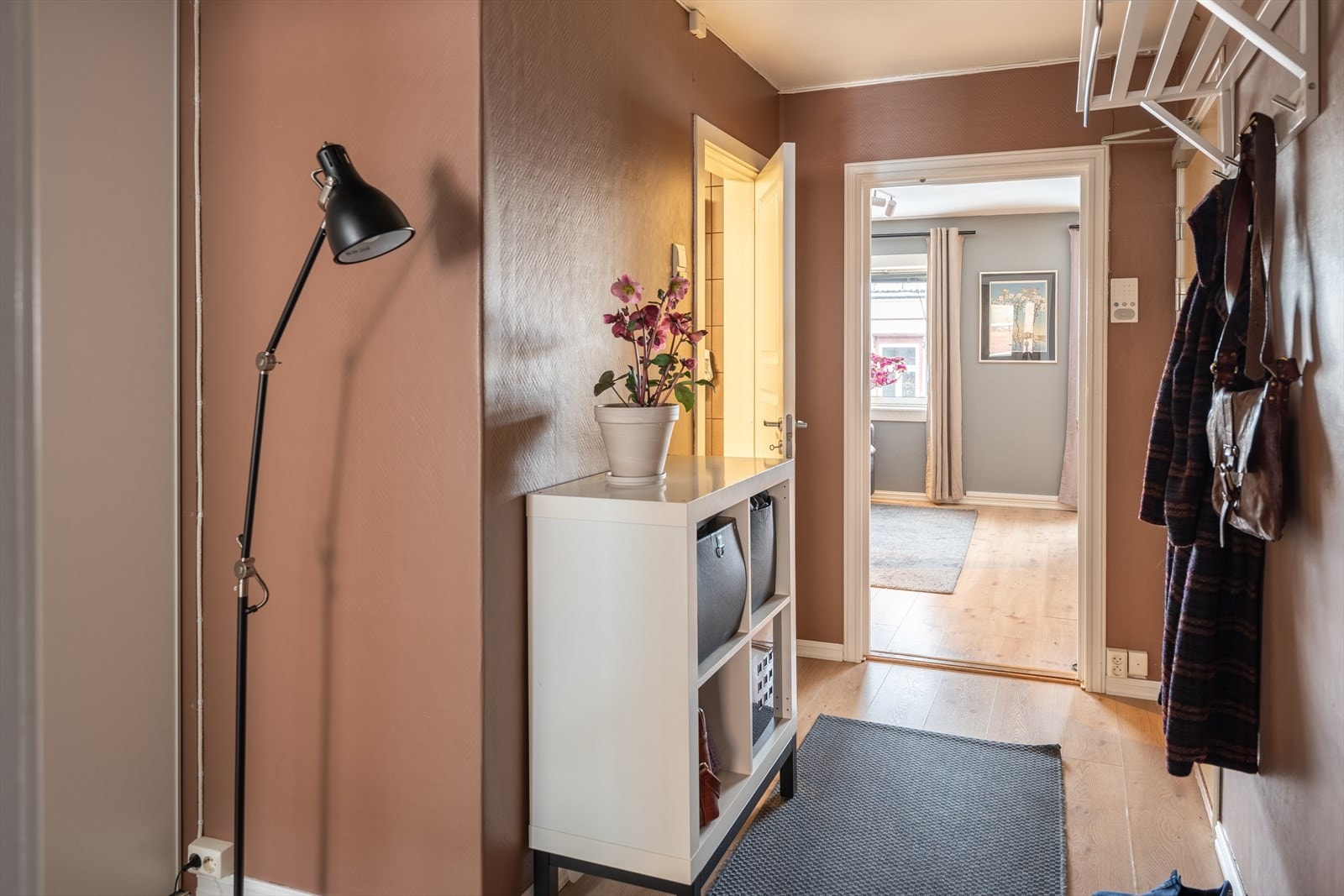 Når du trer inn i leiligheten møtes du av et hyggelig inngangsparti hvor det er god plass til sko og yttertøy. Det medfølger i tillegg 3 romslige boder fordelt på kjeller og loft for ekstra plass til oppbevaring. Galleribilde