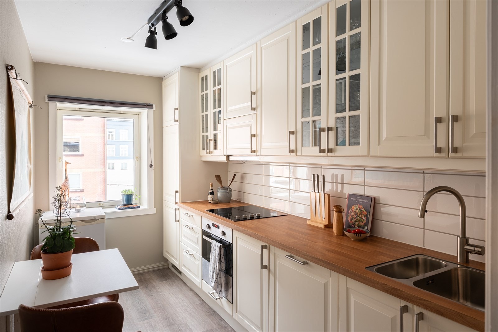 Her får du et moderne og stilrent kjøkken som måler 8 m² og er praktisk adskilt fra stuen. Kjøkkenet er vurdert til TG1 av takstmann. Galleribilde