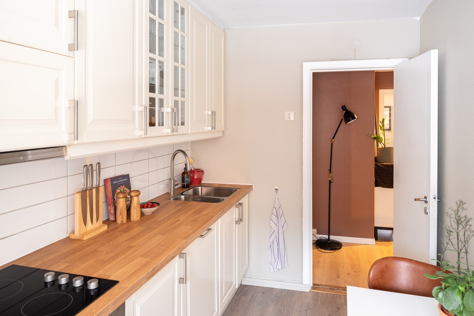 Benkeplaten er ny i 2026. Av integrerte hvitevarer er det platetopp, stekeovn, kjøl-/fryseskap og oppvaskmaskin. Galleribilde