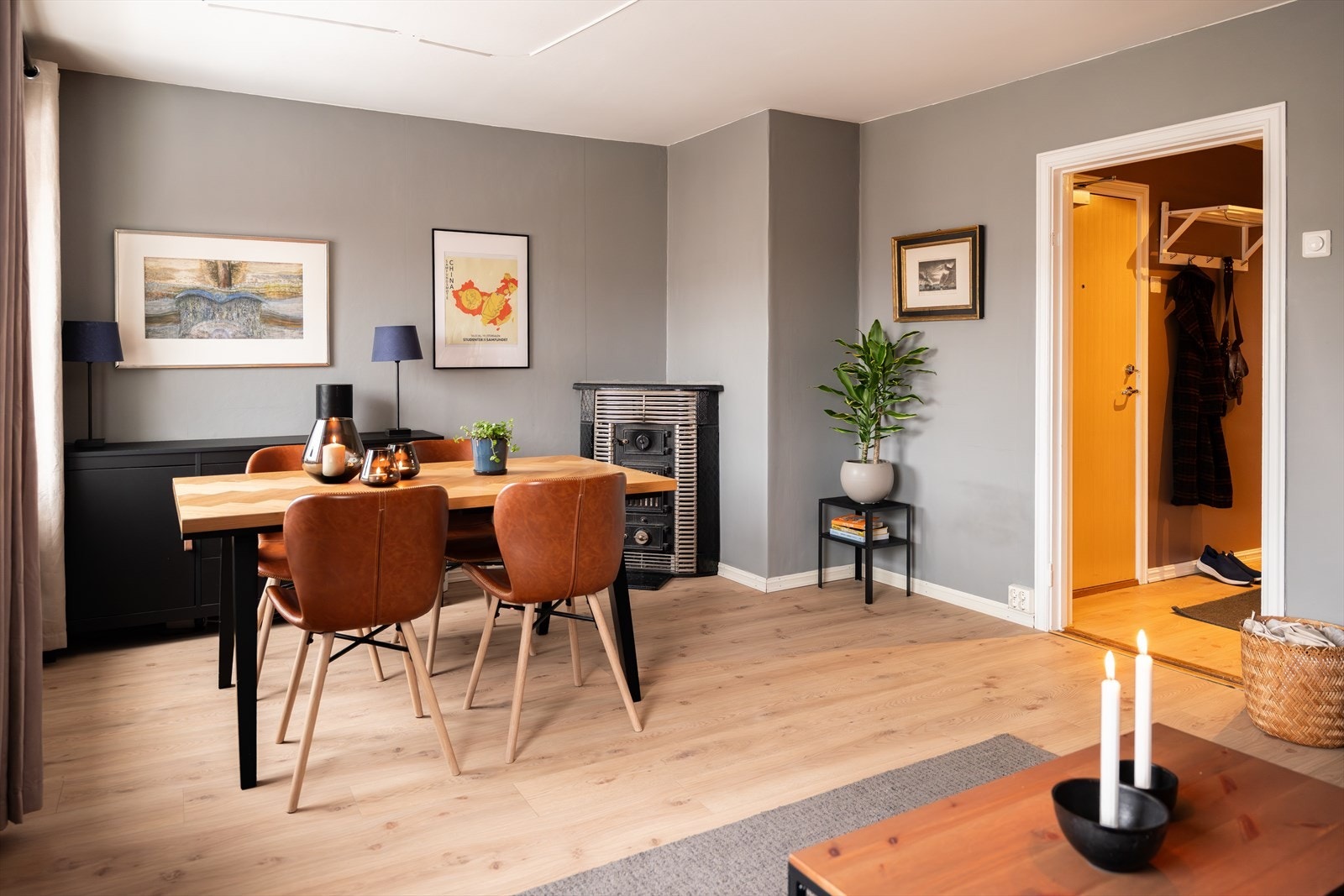 Stuen måler hele 18 m² og har god plass til ulike soner. Her kan du enkelt innrede med både sofa- og spisegruppe. Galleribilde