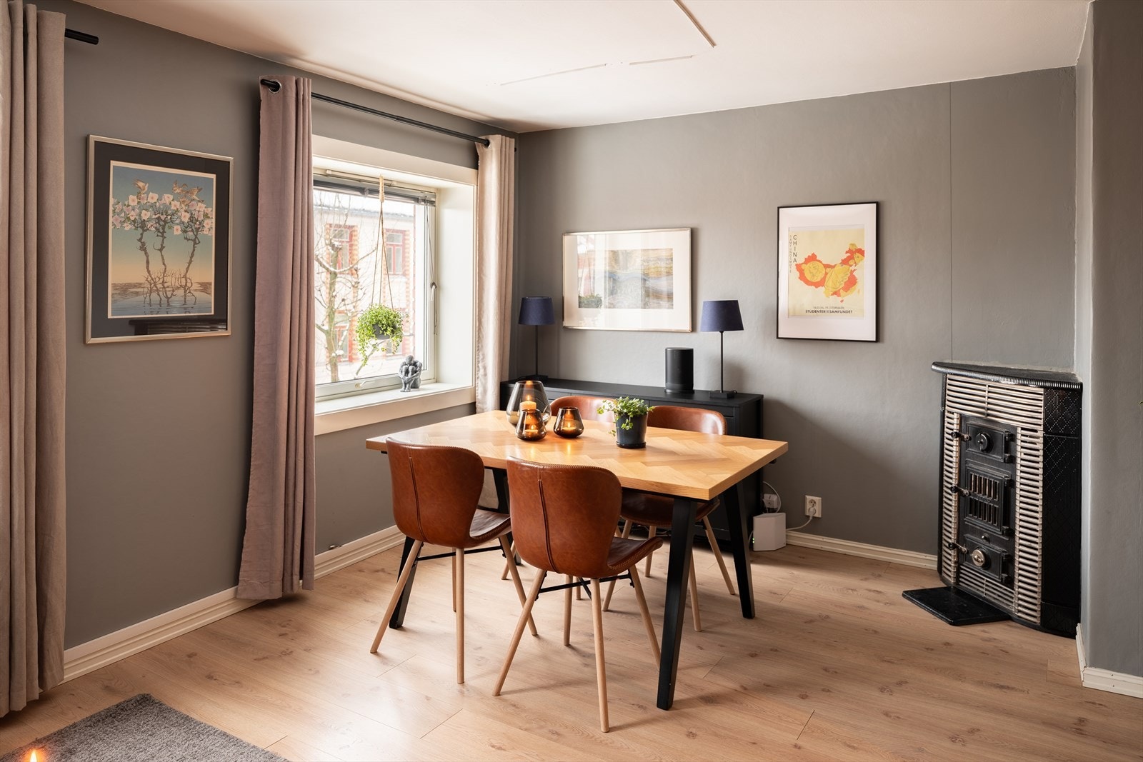 I stuen finner du også en vedovn - en strømbesparende oppvarmingskilde, perfekt for vinterhalvåret. Galleribilde