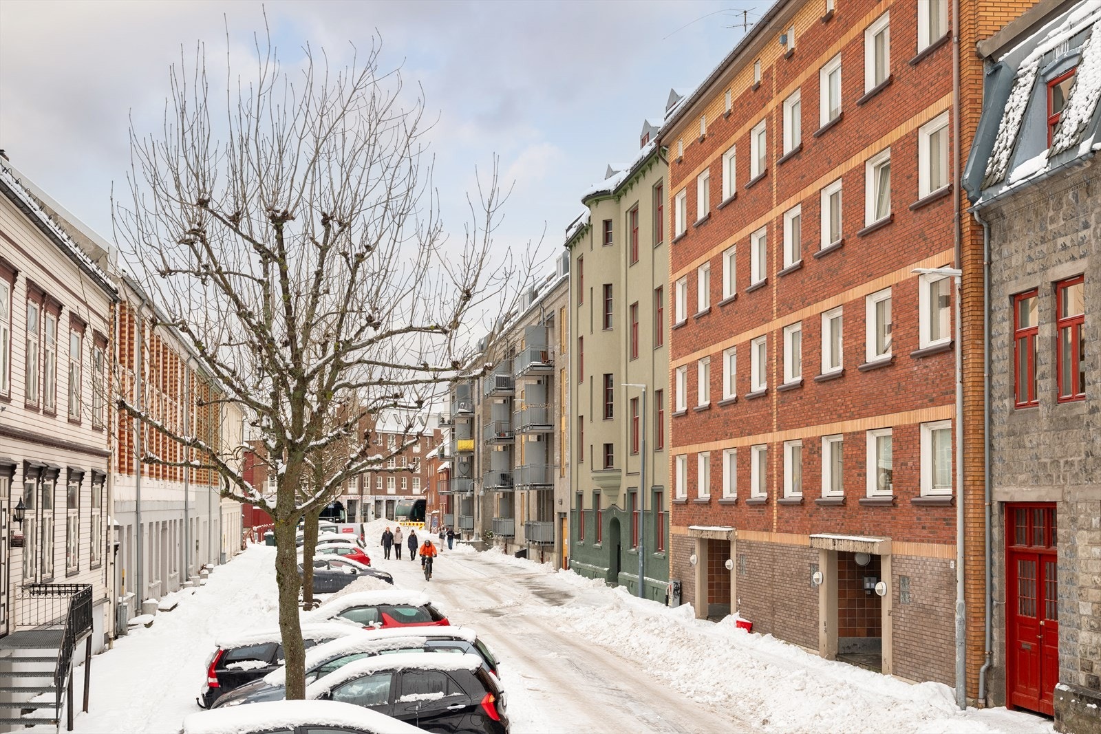 Leiligheten har en meget sentral og attraktiv beliggenhet i et av Trondheims mest populære boområder- Møllenberg, med kort vei til en rekke av byens fasiliteter. Galleribilde