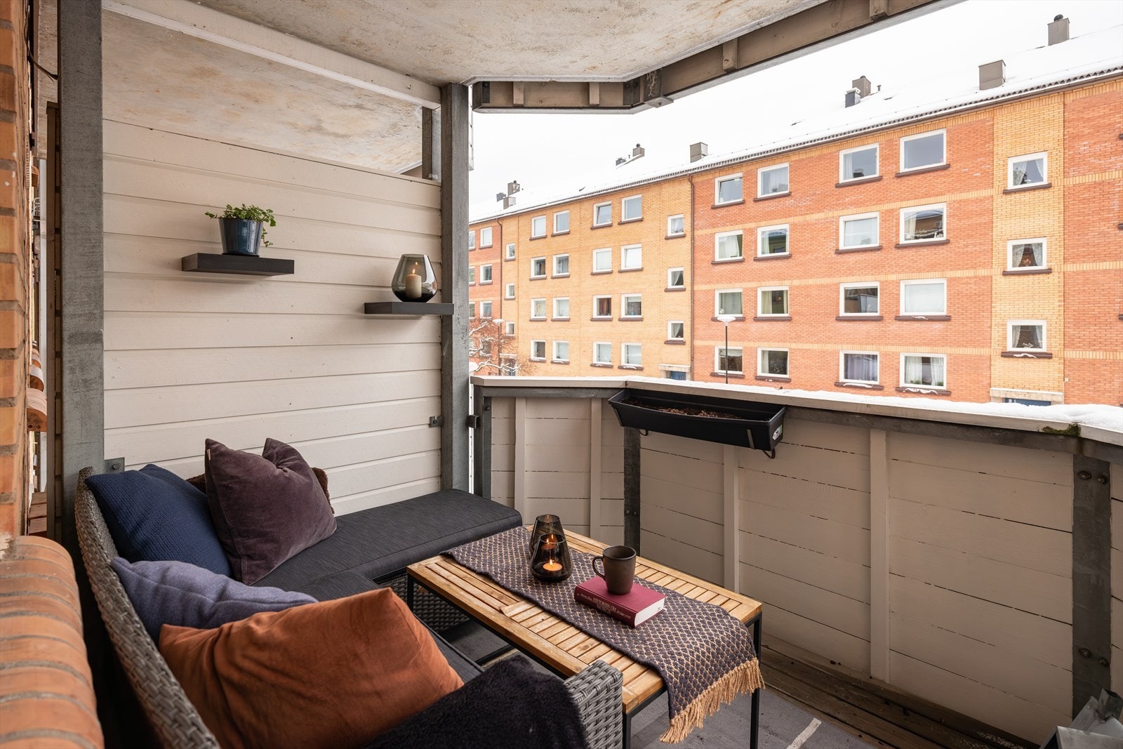 Fra soverommet er det utgang til en sørøstvendt balkong, som er vendt ut mot en stille og rolig bakhage. Galleribilde