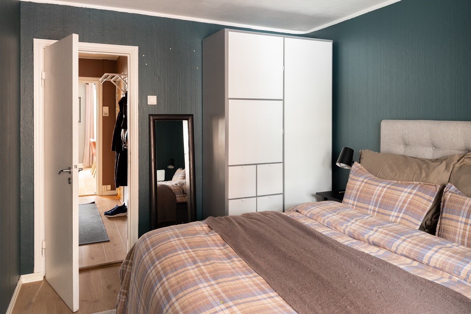 Leilighetens soverom måler hele 11 m² og vender inn mot en rolig bakhage. Soverommet har god plass til dobbeltseng, garderobeskap og annet ønsket møblement. Galleribilde