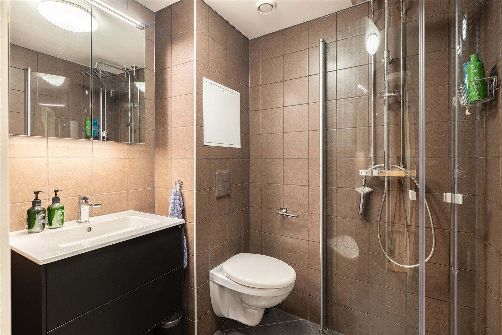 Pent og flislagt bad totalrenovert i 2019. Badet er vurdert til tilstandsgrad 1 av takstmann og fremstår moderne og gjennomført. Det er felles vaskeloft hvor dagens eier har plassert vaskemaskin. Galleribilde