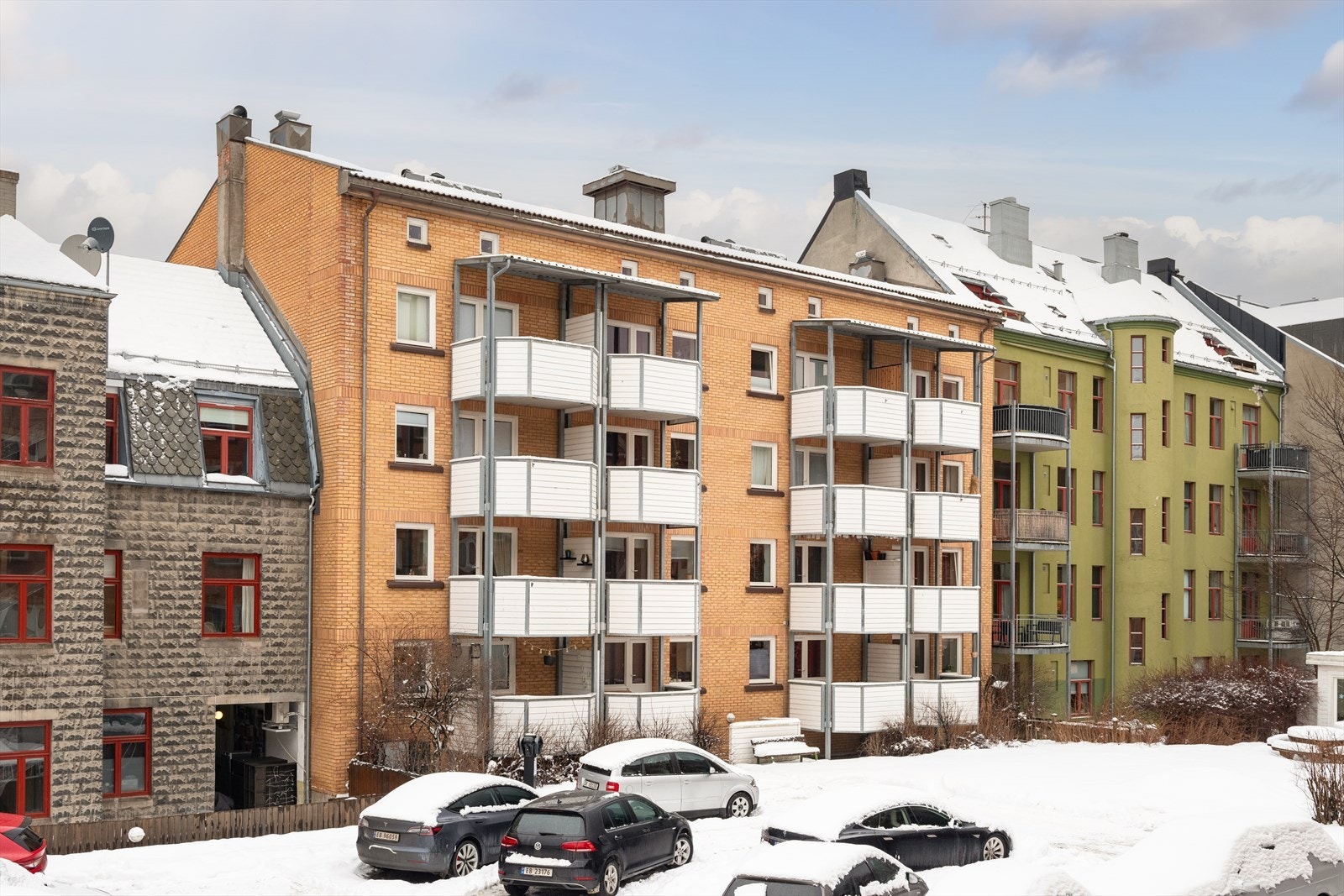 Det meste er inkludert i felleskostnadene som TV/internett, kommunale avgifter, oppsparing til fremtidig vedlikehold, betjening av fellesgjeld samt felles drift- og vedlikehold. Galleribilde