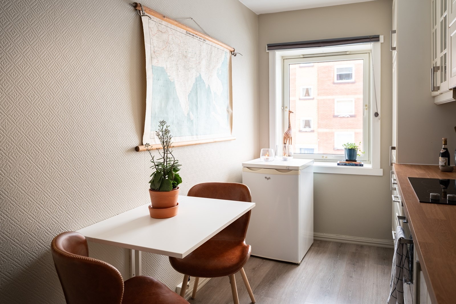 På kjøkkenet er et plass til et mindre spisebord, perfekt for morgenkaffen før jobb eller frokosten. Galleribilde