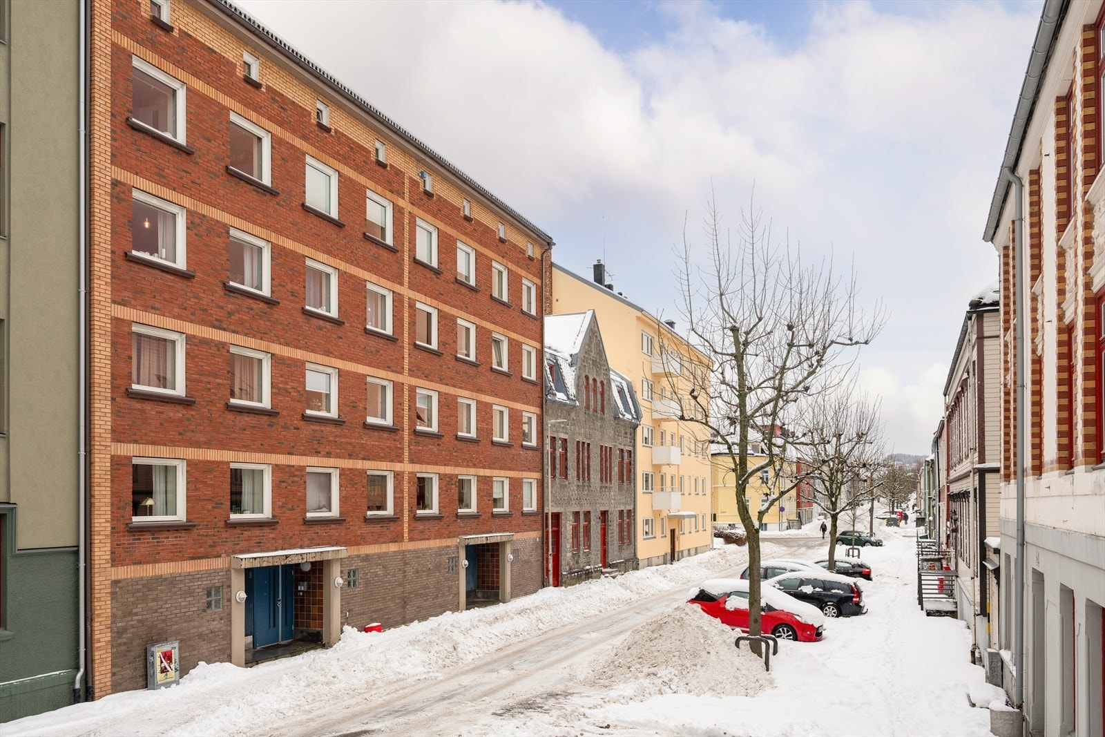 Leiligheten er en del av et veldrevet borettslag med god vedlikeholdshistorikk , blant annet rørfornying, etterisolering, piperehabilitering, nytt callinganlegg og nye ytterdører. Galleribilde