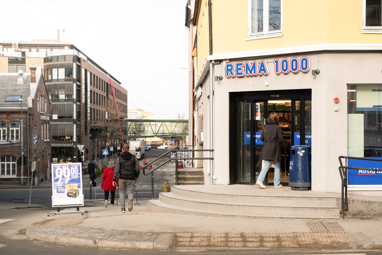 Innen gangavstand finner man flere dagligvarebutikker, både REMA1000, Coop Extra og Meny. Galleribilde