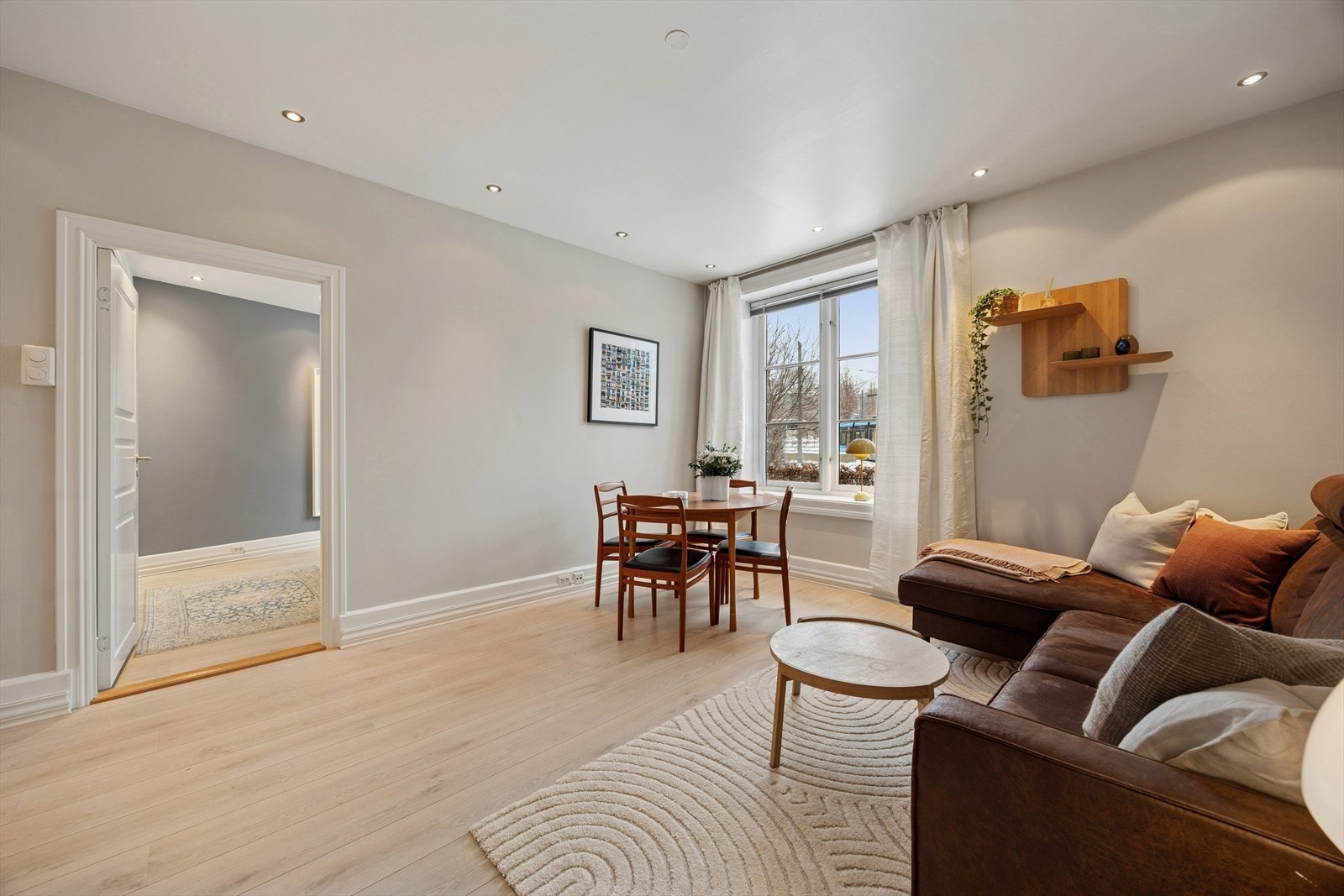 Leiligheten har en romslig stue som er svært enkel å møblere. Galleribilde