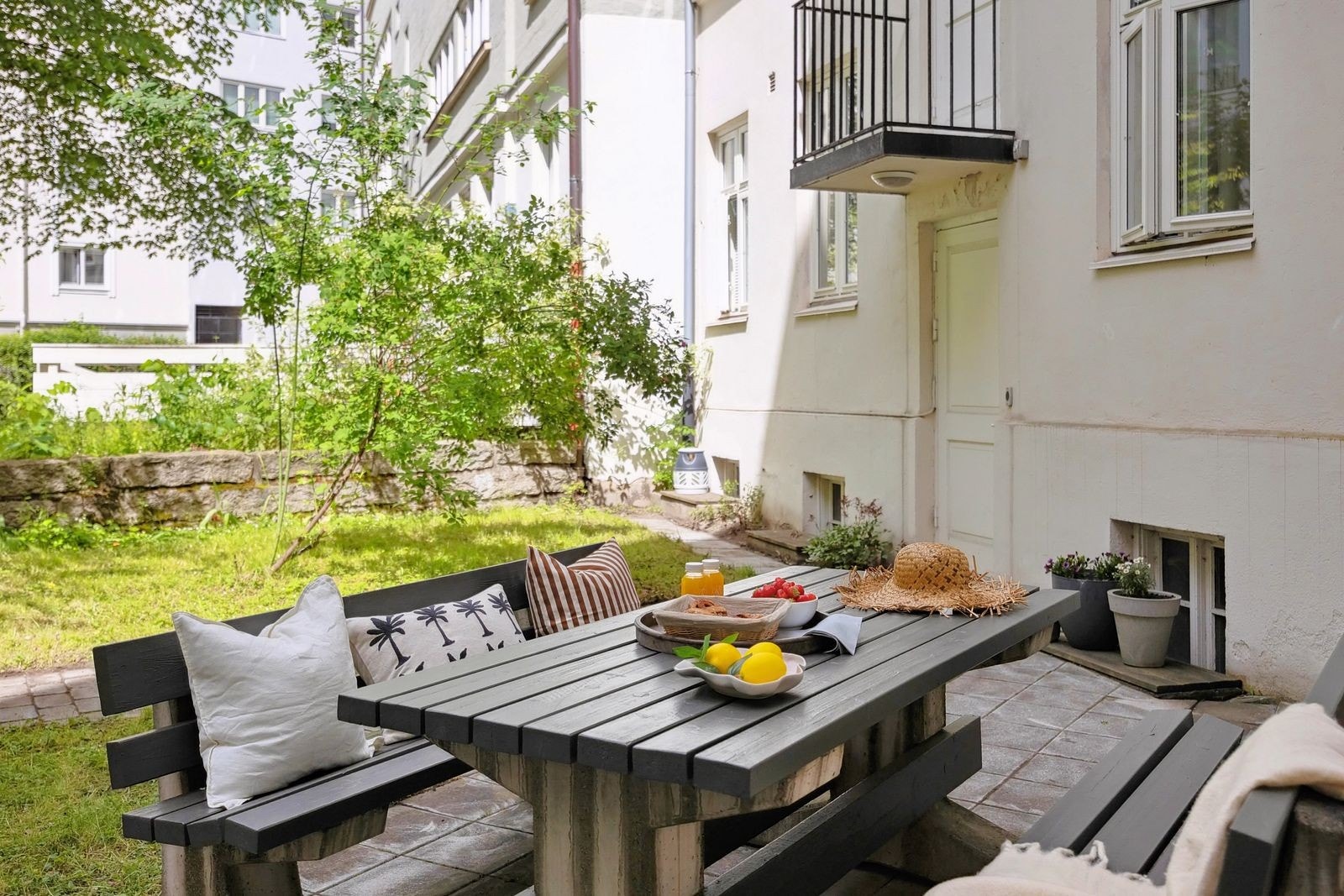 Aksjelaget har etablert sittegruppe og en felles grill som beboere kan benytte seg av. Galleribilde