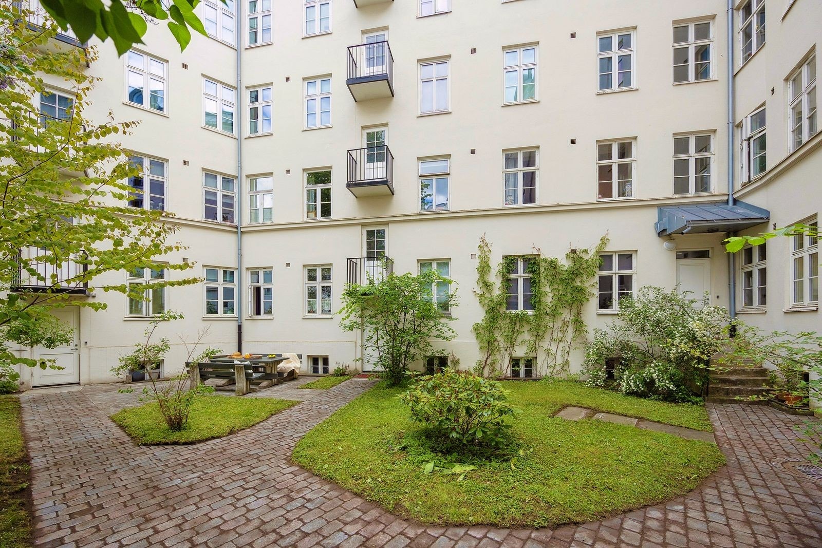 Aksjeselskapets bakgård er en grønn liten oase hvor du kan lene deg tilbake og slappe av i sommerhalvåret. Galleribilde