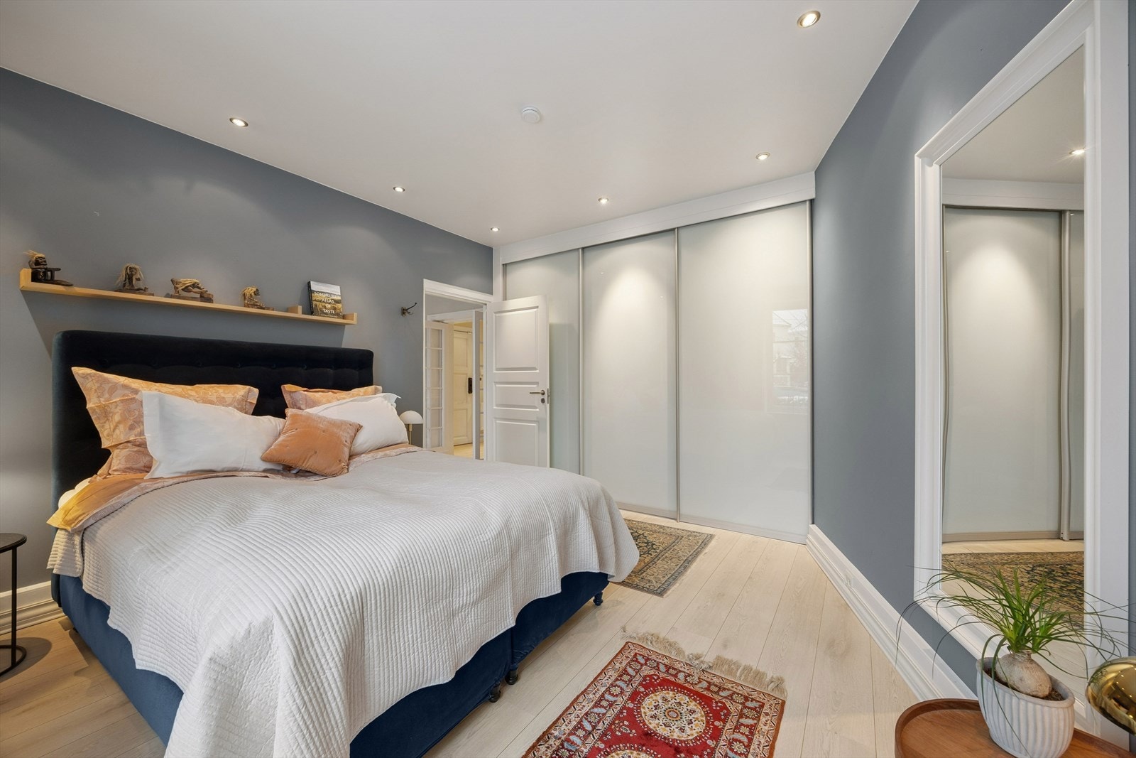 Hovedsoverommet er svært romslig. Med plass til stor dobbeltseng, tilhørende nattbord og plassbygd skyvedørsgarderobe. Galleribilde