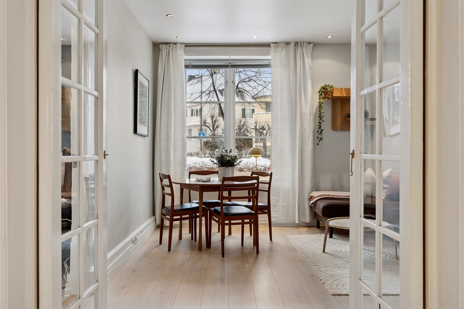 Dette er en gjennomgående 3-roms leilighet med lyse overflater og store klassiske vinduer. Galleribilde