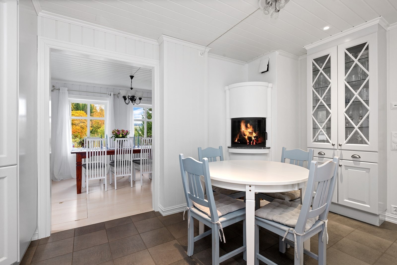 Koselig spiseplass og grue på kjøkkenet Galleribilde