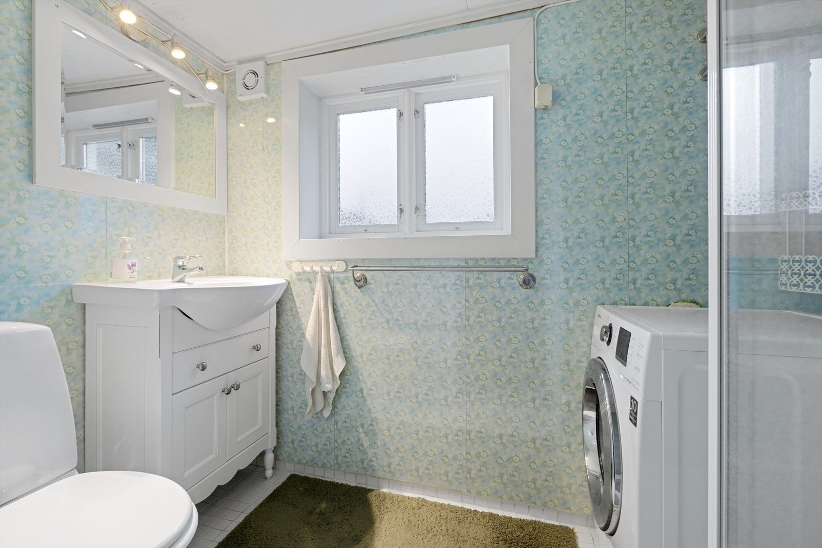 Eldre bad i 1. etg. m/opplegg for vaskemaskin Galleribilde