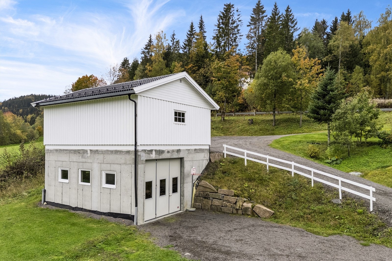 Nyere dobbelgarasje m/traktorgarasje i u.etg. Galleribilde