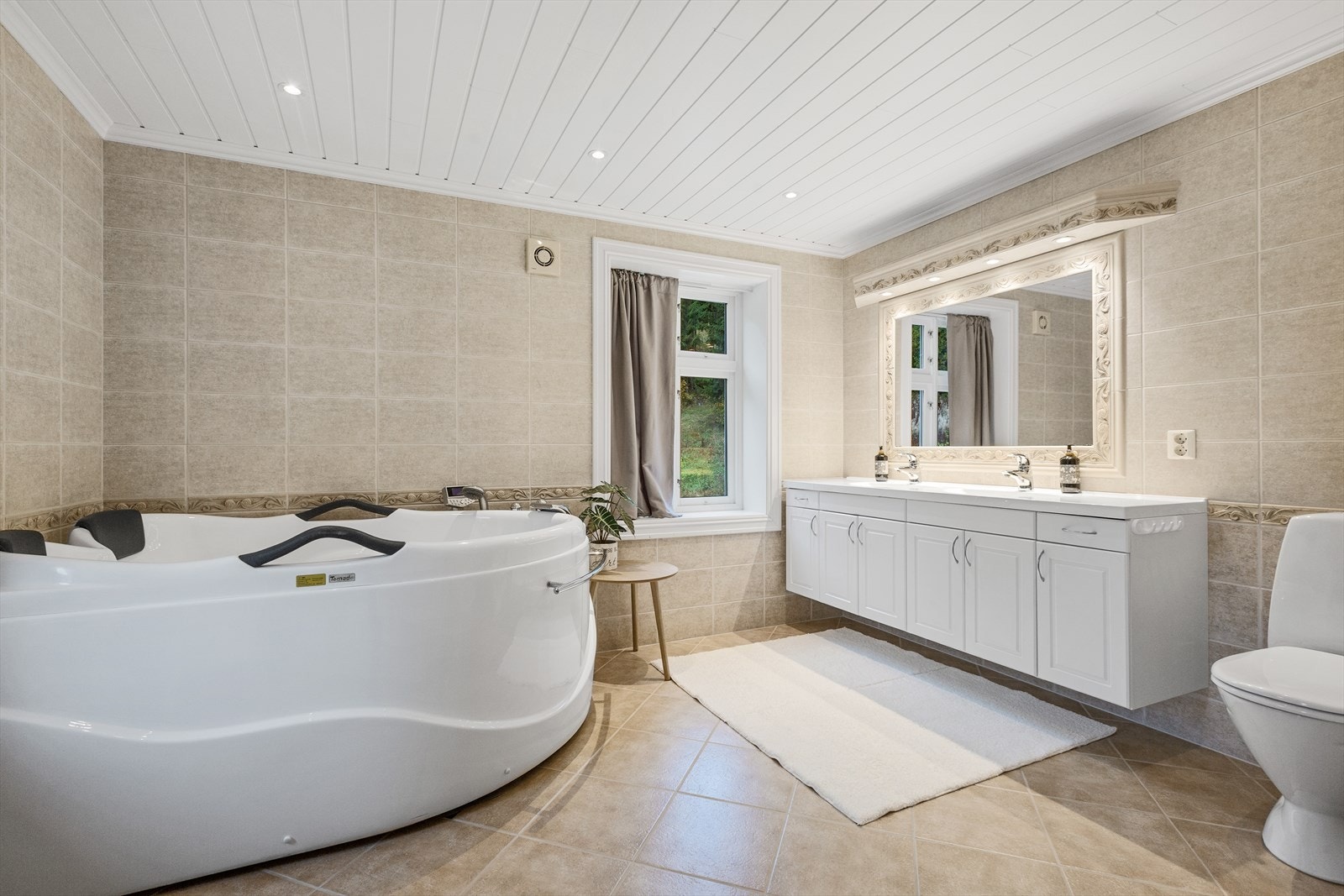 Delikat bad i 2. etg. med boblebadekar Galleribilde