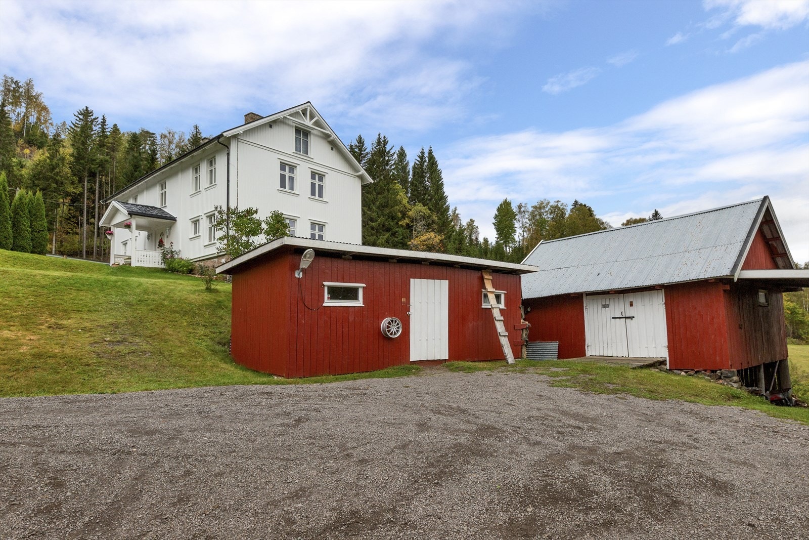 Garasje og tidl. stall Galleribilde