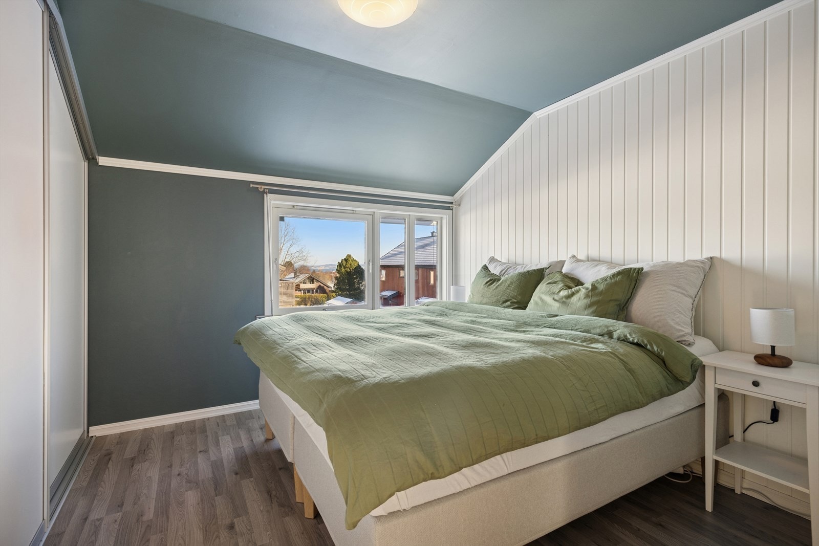 I 2.etasje er det 3 soverom av gode størrelser på hhv 11,5m², 8,6m² og 8,1m². Galleribilde