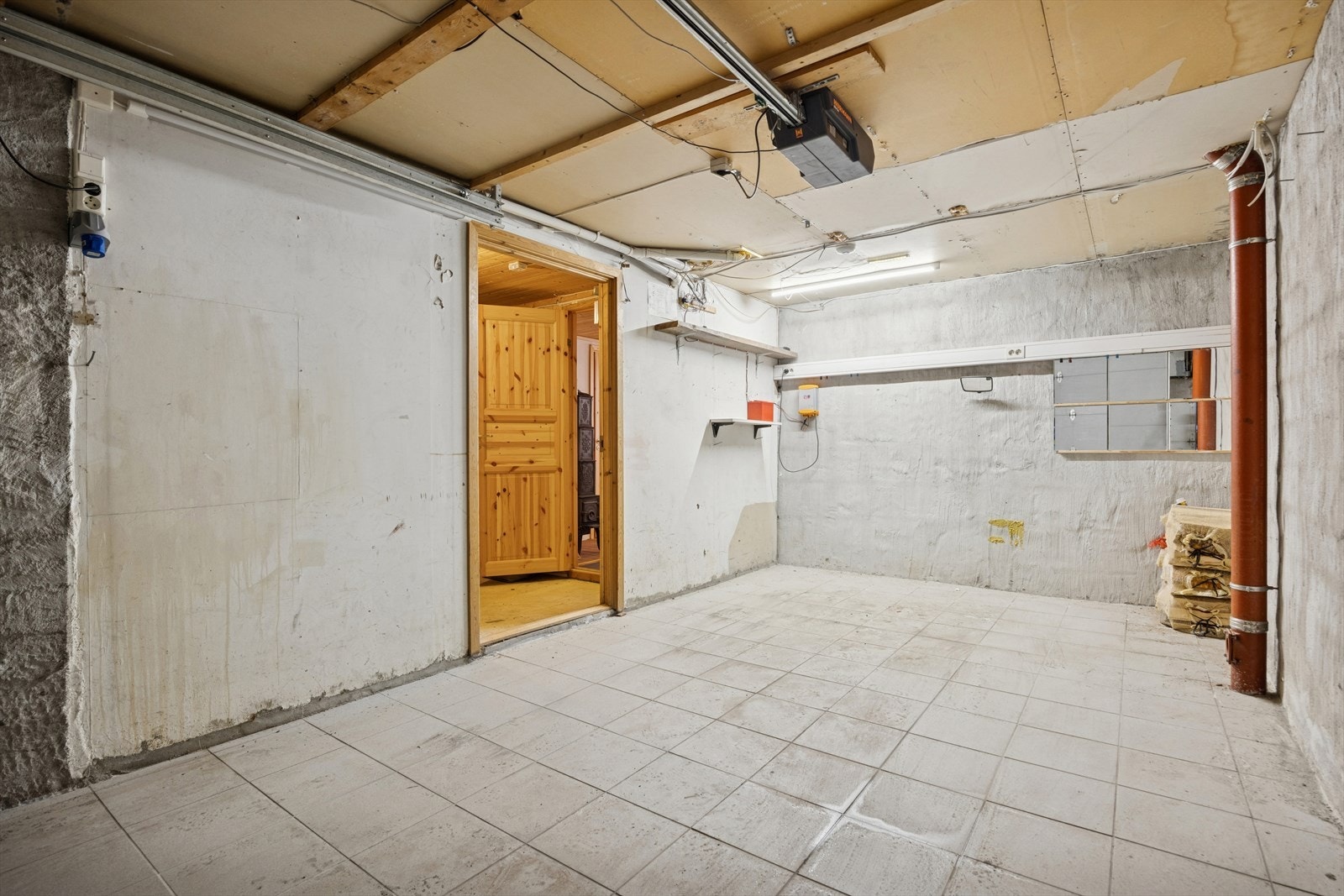 Boligen har også integrert garasje. Galleribilde