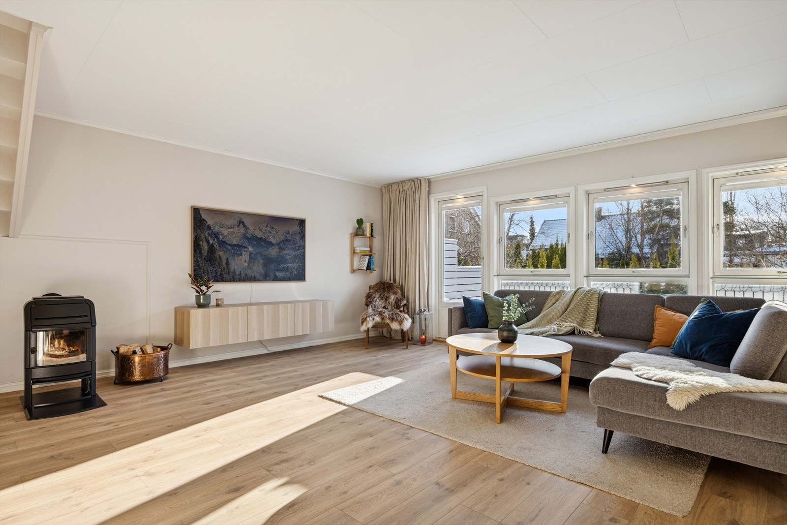 Lys stue på 29,1m², med gode vindusflater. Galleribilde