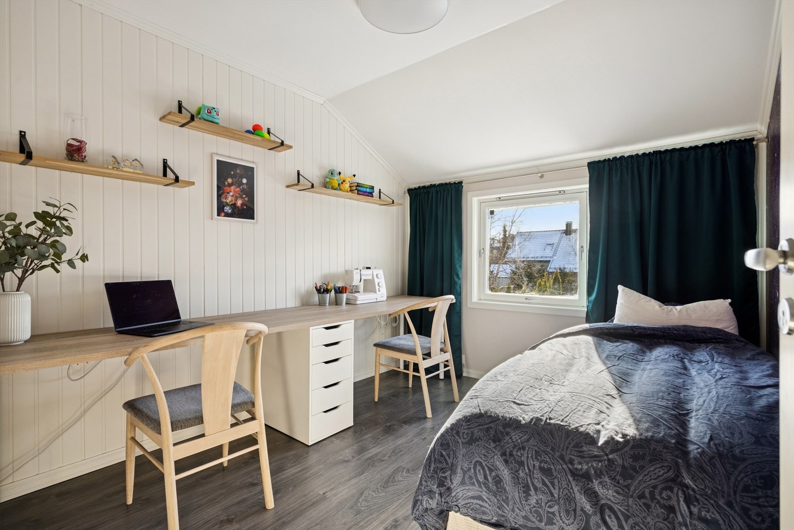 Romslig og praktisk soverom. i 2023 ble det lagt veggfornyer på tre vegger og panelplater på den siste veggen, samt malet og lagt bildetapet. I 2025 ble det lagt nye lister. Galleribilde